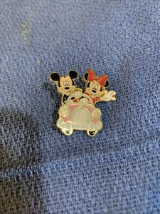 Mickey and Minnie In Pink Car - Walt Disney Pin Traders - Picture 1 of 2