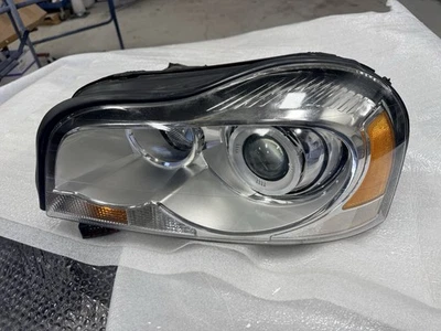 Faro lateral izquierdo xenón Volvo X90 07-14. Pocos arañazos. Lastre no incluido. Foto 1 de 4