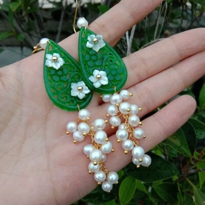 Pendientes con racimo de perlas blancas flor concha de mar tallada en jade verde Foto 1 de 4