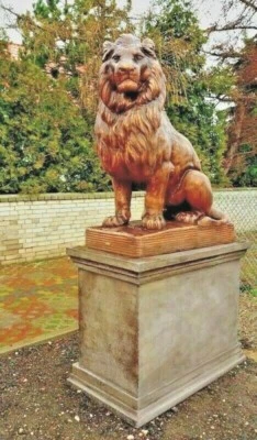 🔶 Löwe Steinfigur Sockel 240cm Tierfiguren Gartenfiguren Steinkunst BLACKFORM - Bild 1 von 4