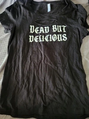 Camiseta Demi Loon Dead But Delicious recortada no peito frontal tamanho médio feminina preta - Imagem 1 de 3