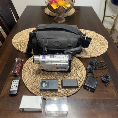 JVC GR-SXM730U Compact VHS Camcorder w/ Batterie, AC Adapter, Tape & Bag - Image 1 of 4