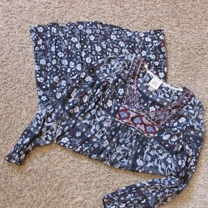 NWT Knox Rose XS Blue Floral Embroidered Neckline Below Knee Dress VNeck - Picture 1 of 3