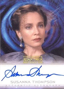 Tarjeta de autógrafo Susanna Thompson doctora Lenara Kahn de Susanna Thompson de nueve héroes y villanos del espacio profundo - Imagen 1 de 1