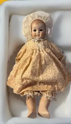 MUÑECA 19” Bebé Hecho a Mano 1985 Porcelana Cabeza Brazos Piernas Tela Cuerpo GlassEyes+traje Foto 1 de 4
