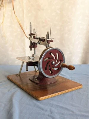 Ancien mini jouet britannique machine à coudre manivelle miniature fonctionne... - Photo 1/4