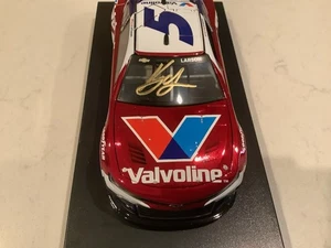 KYLE LARSON HANDSIGNIERT 2025 CHEVY CAMARO VALVOLINE COLOR CHROME DIECAST & KARTE - Bild 1 von 22