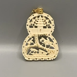 Colgante Celuloide Tallado Vintage Motivo Asiático Detallado Con Cierre Tono Dorado - Imagen 1 de 6