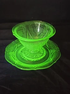 ART DECO GREEN GLASS SHERBET BOWL & PLATE BY HAZEL-ATLAS,GLOWS UNDER UV LIGHT - Picture 1 of 16