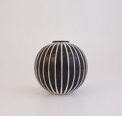 Jarrón esférico redondo blanco y negro dominó, Stig Lindberg, Gustavsberg, años 50 Foto 1 de 4