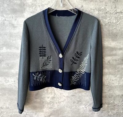 Cardigã cropped vintage década de 1980 Nina Piccalino cinza estampa floral folha tamanho G - Imagem 1 de 4
