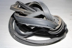 2003-2007 toyota matrix driver door seal rubber weatherstrip ( on door) oem d66 - Picture 1 of 4