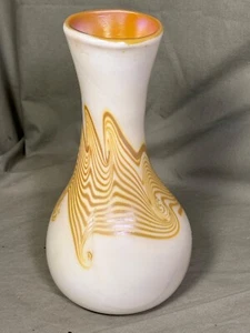 Jarrón de vidrio artístico Zephyr Studios iridiscente blanco y dorado de colección firmado hecho a mano - Imagen 1 de 9