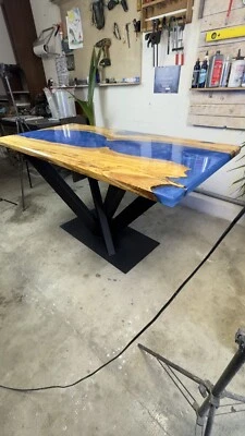 Tavolo Artigianale in Ulivo e Resina Epossidica Blu Metallizzata - Immagine 1 di 4
