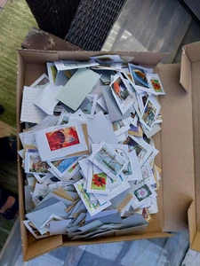 Bund 250g Kilo-Verkehrsware, hunderte Marken auf Papier - Bild 1 von 1