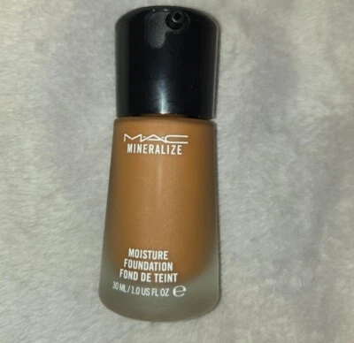 MAC Mineralize Moisture Foundation - NW47 - Bild 1 von 3