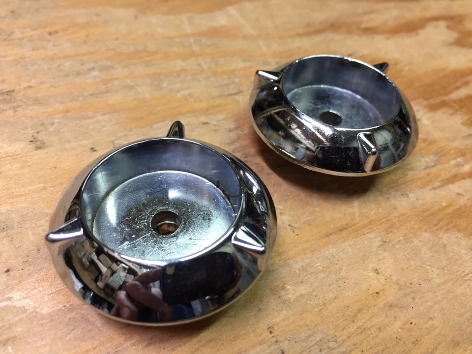 1963 64 BUICK RIVIERA WILDCAT LESABRE NOS GM JUEGO DE PERILLAS DE RADIO INTERIOR 2 PIEZAS 1355481 Foto 1 de 2