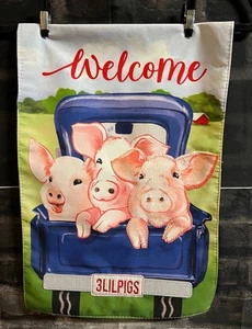 Trío de cerdos en camión bandera de jardín de bienvenida 12,5"X18" camión de cerdos 3D bienvenida - Imagen 1 de 6