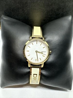 Relógio de quartzo feminino DKNY Soho NY2358 tom dourado aço inoxidável mostrador analógico JNA195 - Imagem 1 de 4
