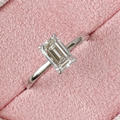 Anillo de compromiso nupcial con halo de moissanita esmeralda de 5,34 quilates enchapado en oro blanco de 14 quilates Foto 1 de 4