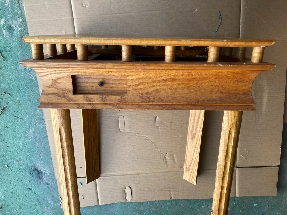 Mesa de roble personalizada pequeña moderna hecha a mano por un artesano Foto 1 de 1