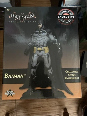 Pisapapeles estatua coleccionable Power To The Players exclusivo de Batman Gamestop Foto 1 de 4