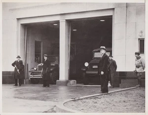 1937 Press Photo Armed Guards watch First Gold Shipment Arrive at Fort Knox KY - Picture 1 of 2