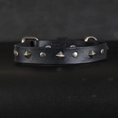 Кожаный ошейник для собаки с заклепками пирамиды. Ширина 1 дюйм. Акцент люверсов. ЧЕРНЫЙ - Изображение 1 из 4