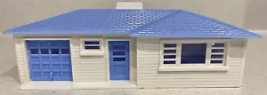 Plasticville - O-O27 - #RH-1 Ranch House - White sides & blue roof - BEAUTIFUL - Picture 1 of 7