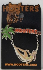 OKLAHOMA CITY, OK HOOTERS BRÜNETTES BIKINI-MÄDCHEN IN TROPISCHER HÄNGEMATTE ANSTECKNADEL  - Bild 1 von 2