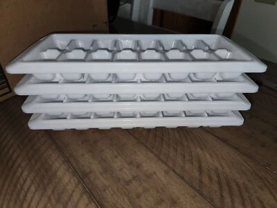 Bandeja para cubitos de hielo de liberación rápida Rubbermaid, 16 cubos, blanca Foto 1 de 3