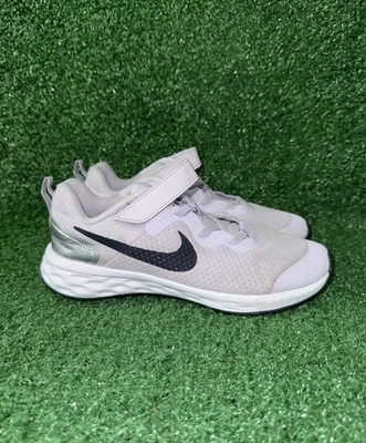 Nike Revolution 6 Mädchen Größe 3Y Violett Lila Silber Komfortschuhe Fitnessstudio Turnschuhe - Bild 1 von 4