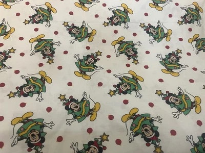 Se vende por yarda.  Disney Mickey Feliz Navidad. Para manualidades de edredones. Foto 1 de 4