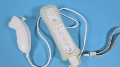 Original Nintendo Wii Remote Plus Controller, weiß (Wii U kompatibel) - Bild 1 von 4