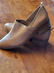 Bella~Vita ~ Sz 10 (women’s) ~ Leather Porter Shooties ~ New w/Defect - Picture 1 of 13
