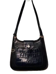 BRIGHTON schwarze Leder-Schultertasche mit Krokodilprägung und Frontklappe Herzanhänger - Bild 1 von 6
