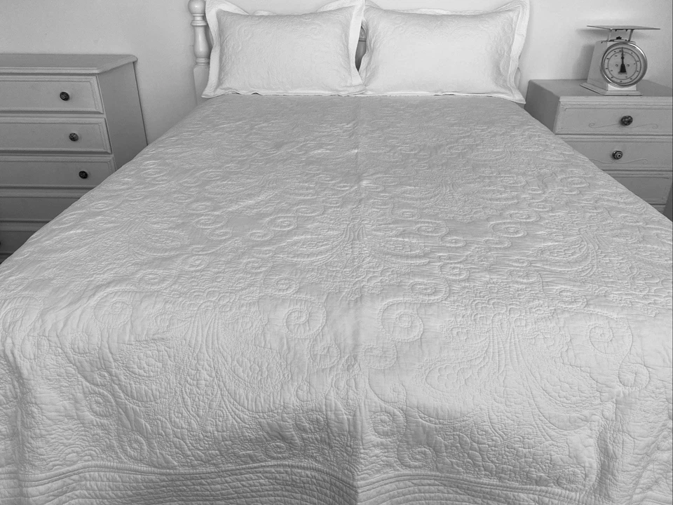 Morgan & Finch King / Queen White Floral Paisley Quilted Coverlet Comforter Set - image 1 of 4