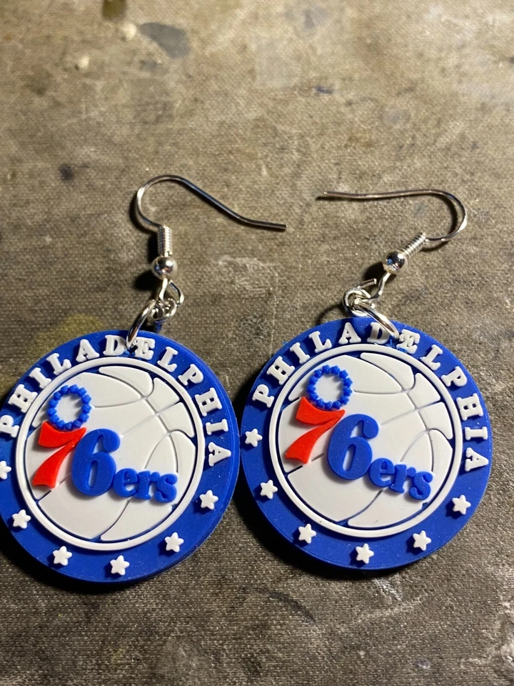 Pendientes colgantes Philadelphia 76ers hechos a mano con dije de zapato Foto 1 de 1