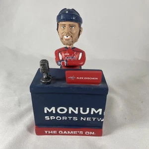 Alex Ovechkin Wackelkopf monumentales Sportnetzwerk - sitzend hinter Schreibtischkapitellen - Bild 1 von 5