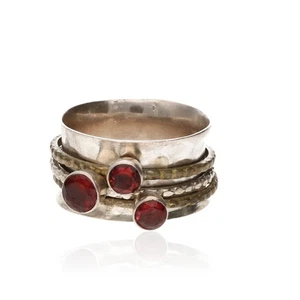 Anillo giratorio de plata de ley talla 8 - banda artesanal hecha a mano con granate facetado - Imagen 1 de 4