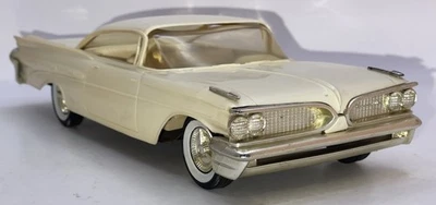 AMT Promo 1959 Pontiac Bonneville HT 1/25 White/Gold Knudsen Award FN-VF+ - Image 1 of 4