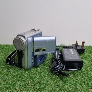 Sony Handycam DCR-PC105E Handheld MiniDV Camcorder silber getestet - Bild 1 von 12