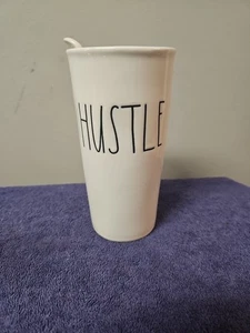 Rae Dunn HUSTLE Travel Mug Becher mit Keramikdeckel Artisan Collection - Bild 1 von 7