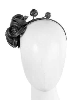 Fascinador de carreras de invierno flor de cuero negro de Max Alexander. PVP: $119,95 Foto 1 de 4