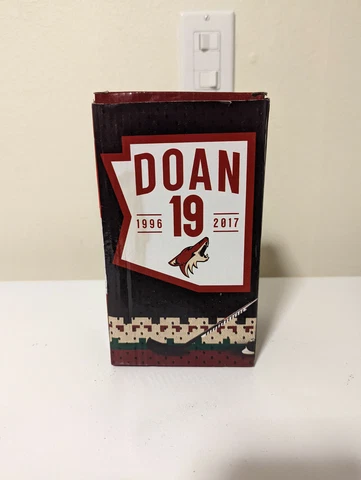 Arizona Coyotes - Shane Doan 19 Bobble Head - **Missing Hockey Stick** Cover