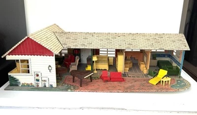 Casa de muñecas litográfica de metal vintage de los años 50 de Marx en forma de L casa de rancho con muebles Foto 1 de 4