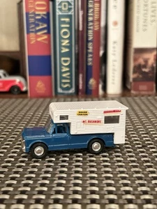 VINTAGE Toy Car Mini Lindy 22 Blu Chevy Bianco Camper Pickup Scala HO Ottime Condizioni - Foto 1 di 5