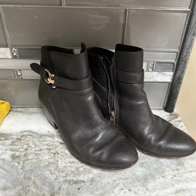Botas de tornozelo Coach femininas de couro marrom tamanho 6 B com zíper lateral salto bloco fivela dourada - Imagem 1 de 4