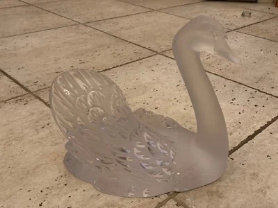 LALIQUE Head Up Swan Clear/Frosted Glass Large Breaks - Image 1 of 4