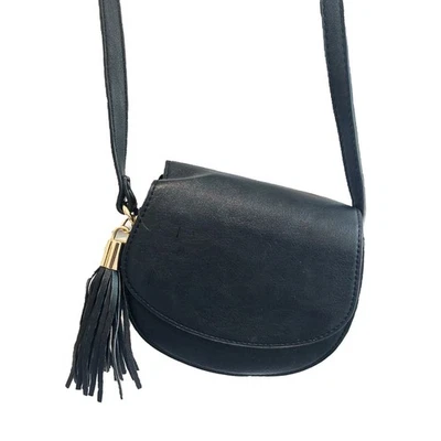 Bandolera Forever 21 negra de cuero sintético con borla Foto 1 de 4